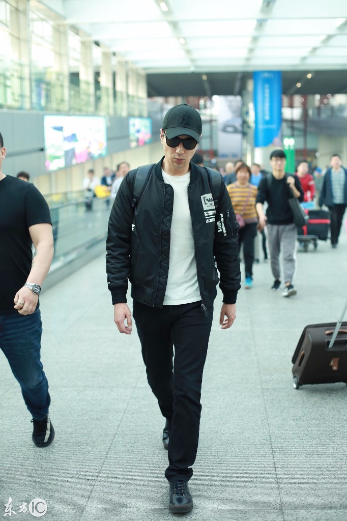 赵又廷戴棒球帽穿黑衣搭配黑裤子现身机场,戴墨镜又酷又帅!