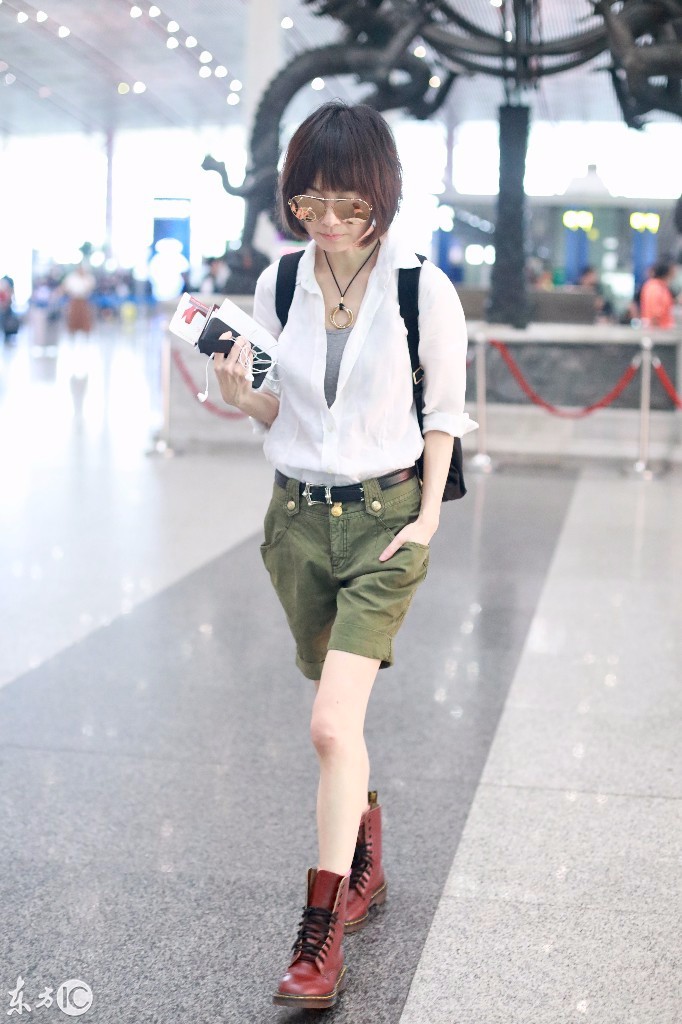 陈鲁豫戴墨镜穿白衬衣搭配短裤现身机场,一双麻杆腿十分抢镜!