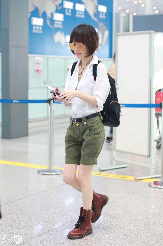 陈鲁豫戴墨镜穿白衬衣搭配短裤现身机场,一双麻杆腿十分抢镜!