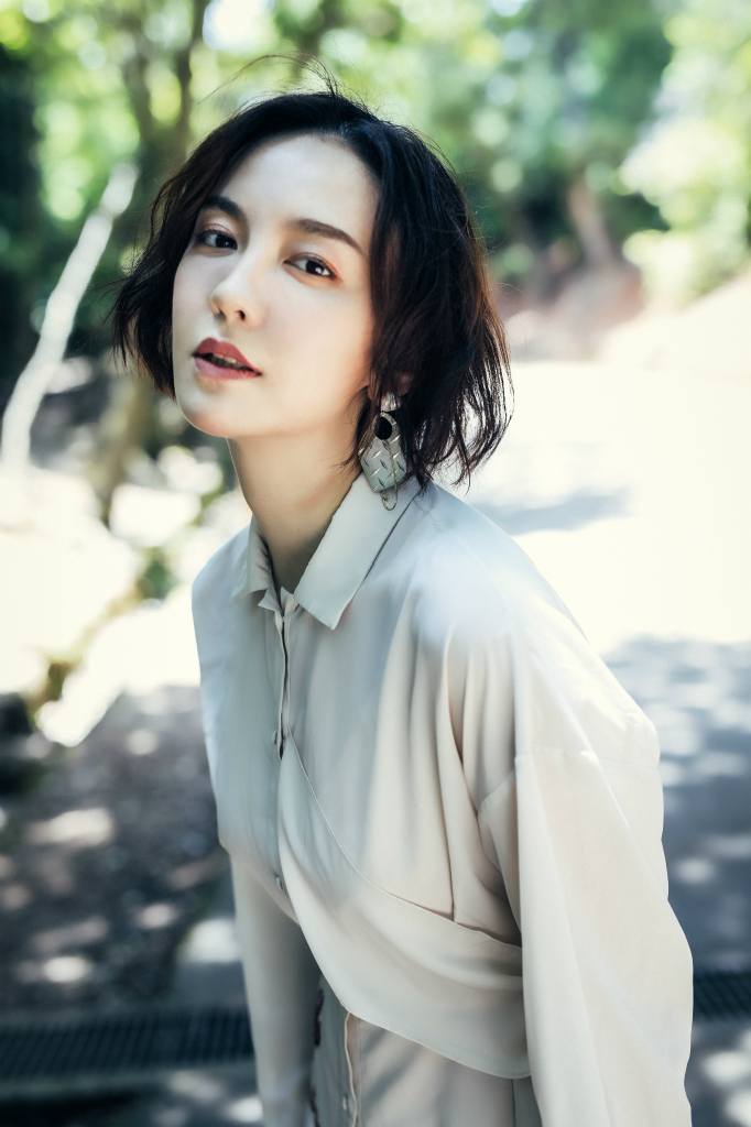 吕佳容最新冷淡风写真曝光 冷艳大气尽显御姐范