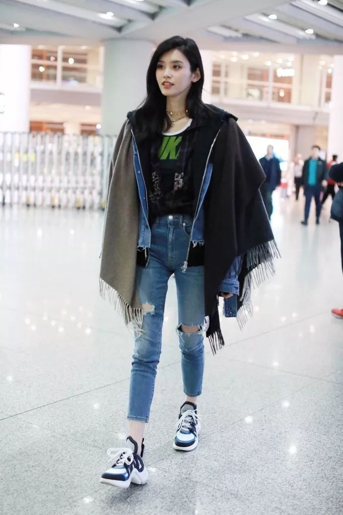 王嘉尔身穿黑色夹克,黑色牛仔裤配上时髦老爹鞋,酷帅十足的搭配,潮流