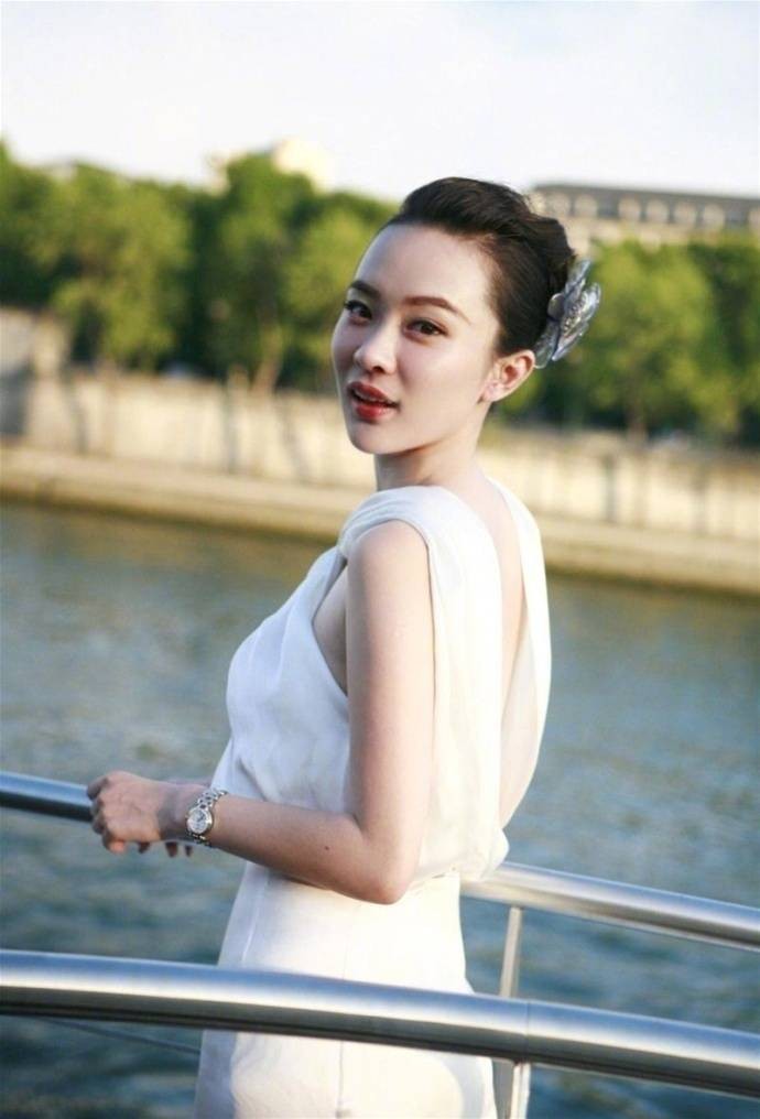 霍思燕白色连衣裙大片太美了