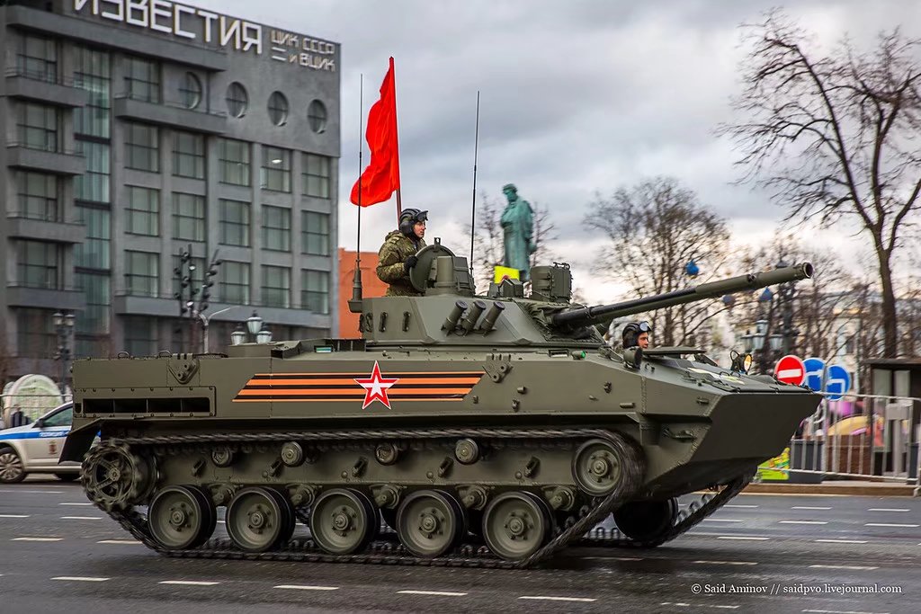 "道尔m2"防空导弹和bmpt"终结者2"坦克支援战车.