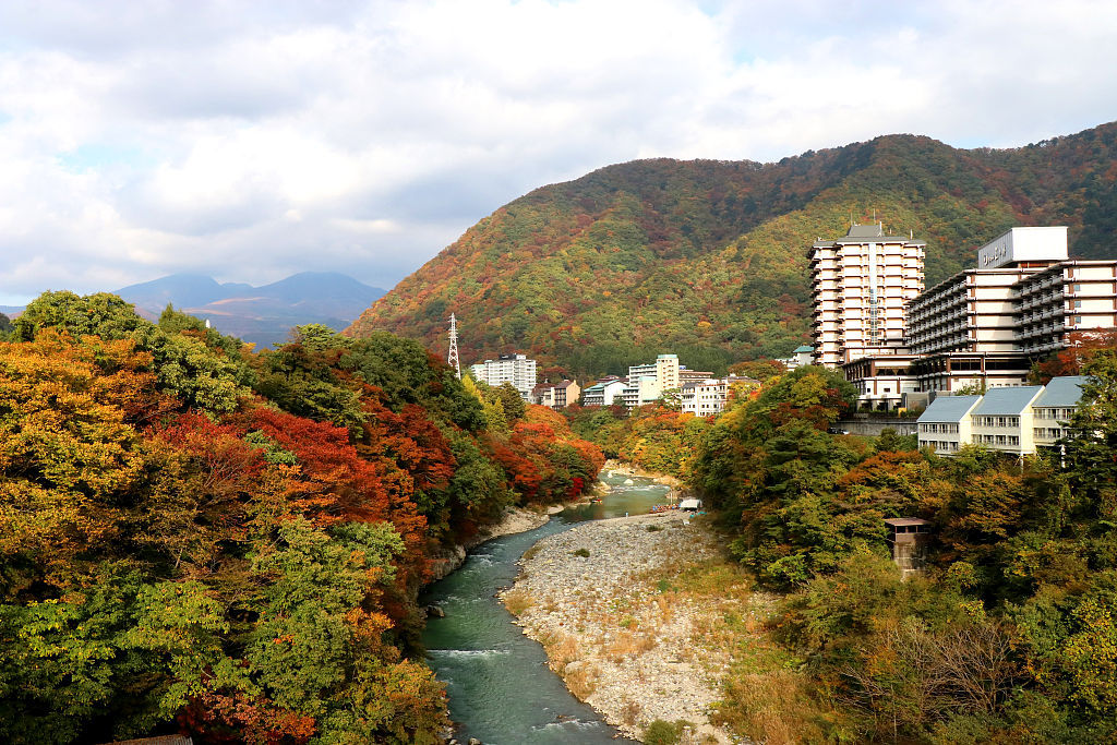 实拍日本栃木县日光市秋景 游人乘船欣赏沿途风光