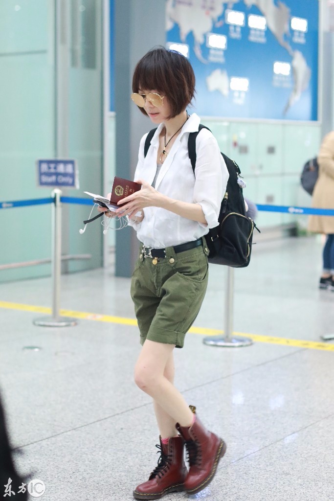 陈鲁豫戴墨镜穿白衬衣搭配短裤现身机场,一双麻杆腿十分抢镜!