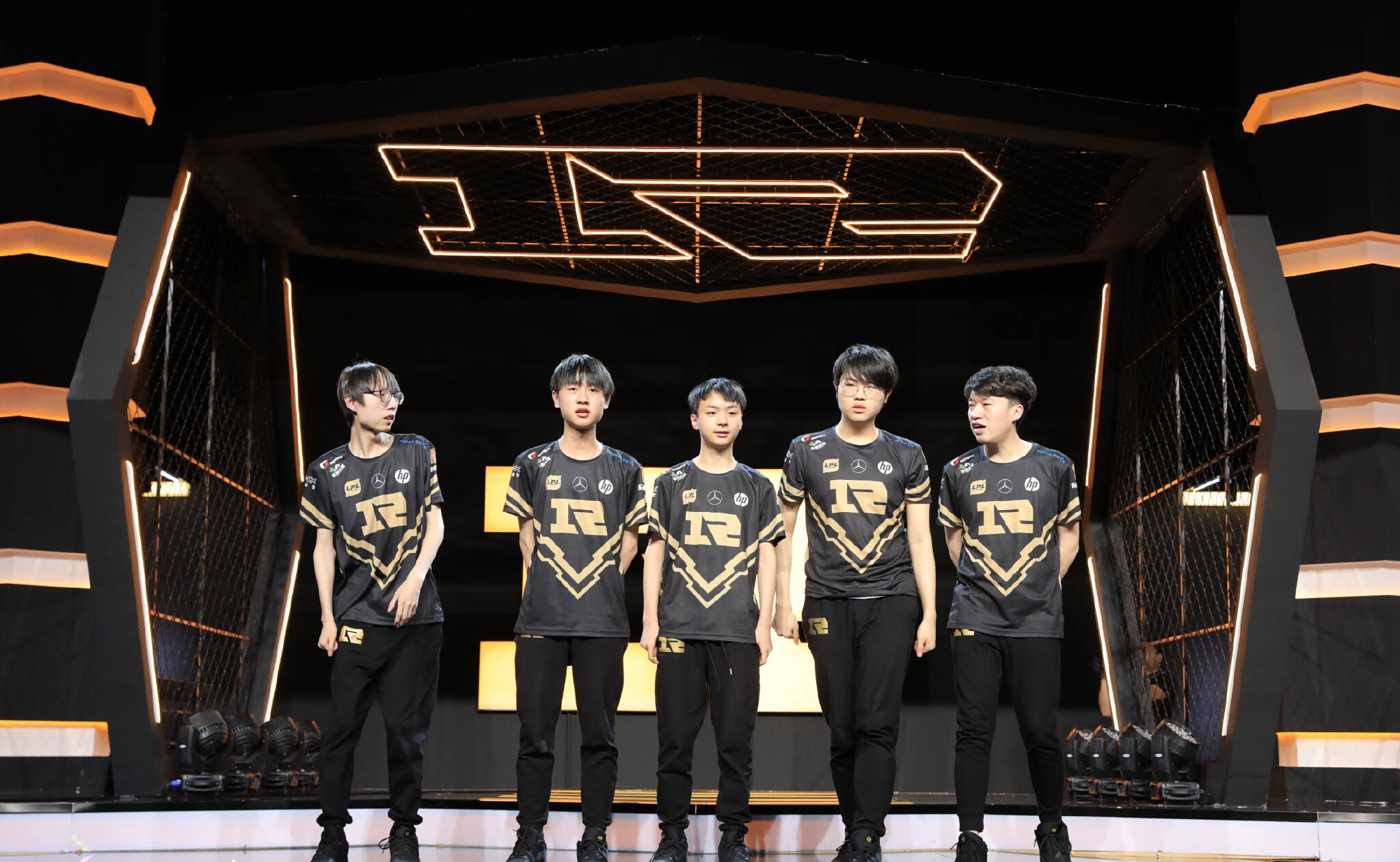 lol:rng现在有多强?管泽元认为打别的队跟殴打小朋友一样