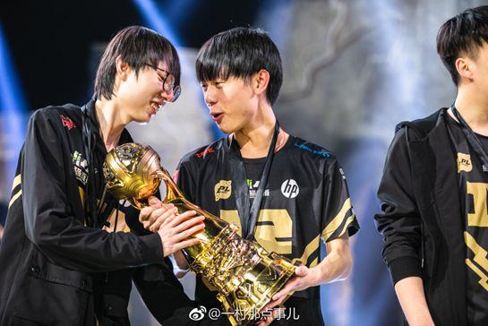 rng游玩巴黎逗趣图,小明的发际线直逼大师兄!