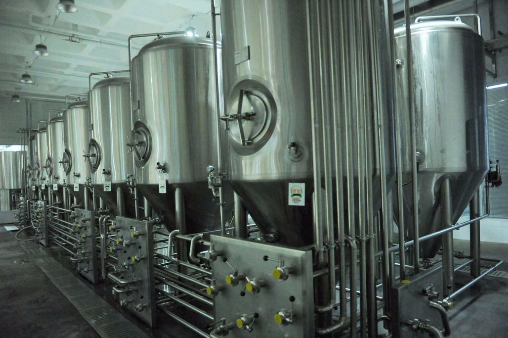 新鲜扎啤是怎样酿成的 青岛啤酒节金沙滩啤酒城 现酿现喝清爽无比