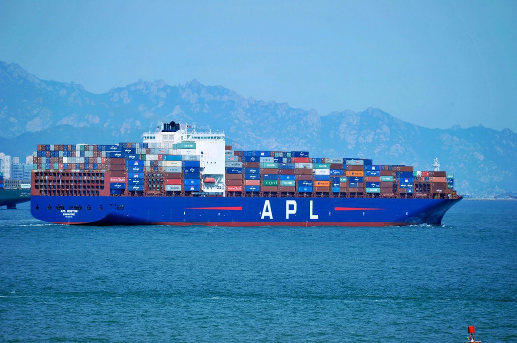 各国货轮进入青岛胶州湾如同青岛前海游青岛美景尽收眼底