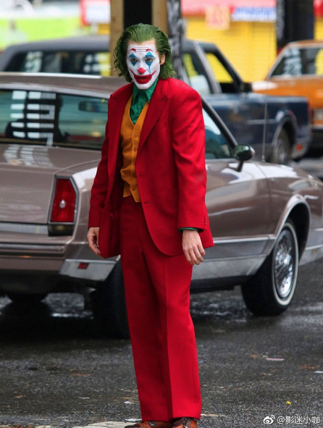 《小丑》曝光全新片场照, 杰昆·菲尼克斯一身红色西装街头狂奔