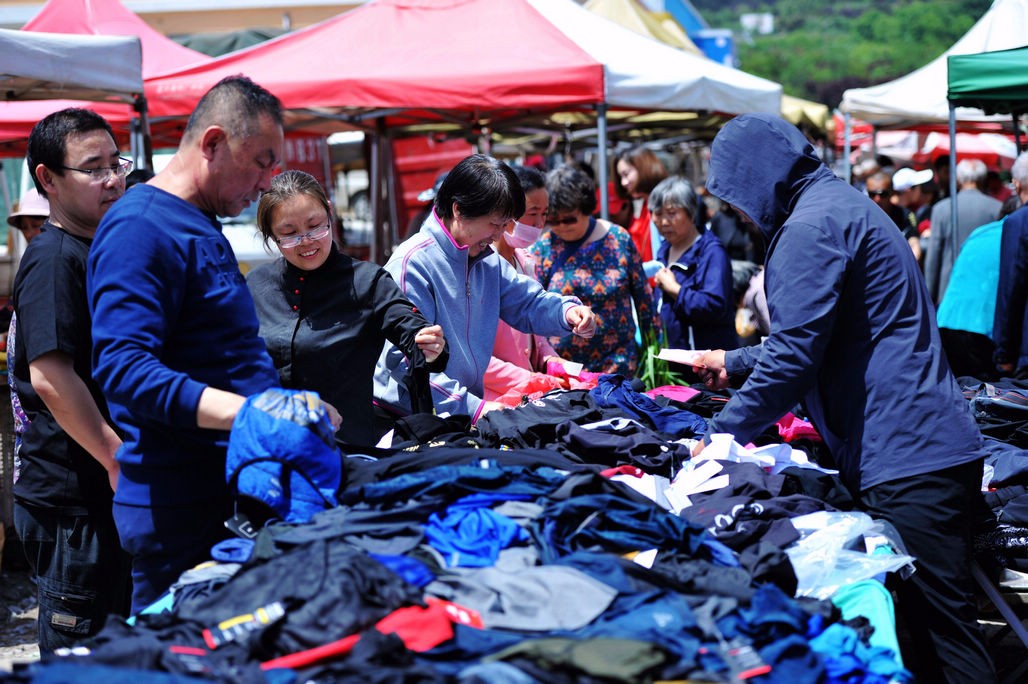 初夏北方农村大集 风情万种 蔬菜水果衣物应有尽有 更有儿时记忆