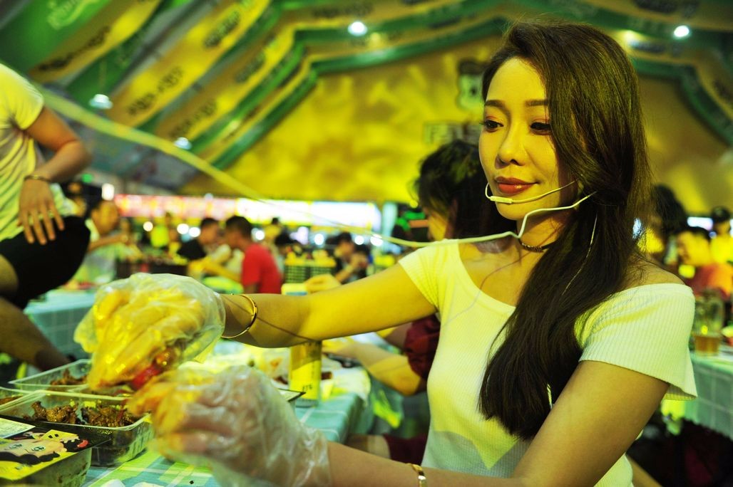 青岛啤酒节上的美女主播 边吃边喝边主播 美丽背后也有艰辛_新浪看点