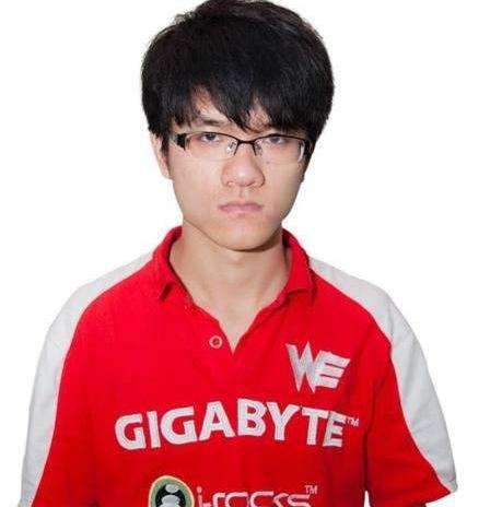 若风微博被人狂骂蹭热点 网友请求他把id中的lol去掉