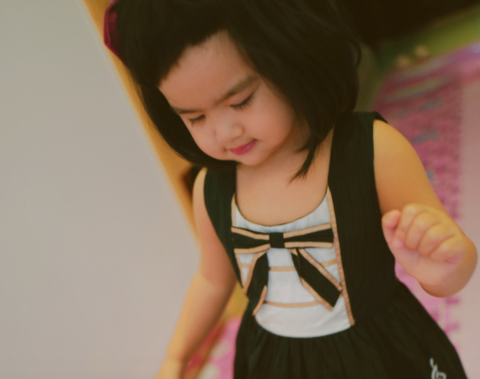 的自拍,就有点儿毁童年了……不仅自拍把白白胖胖的饺子拍成黑饺子,他