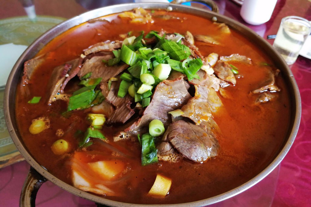 牛肉锅子,徽菜喜欢很多小锅子,一个菜一个锅子,往往一桌子上有4-5个