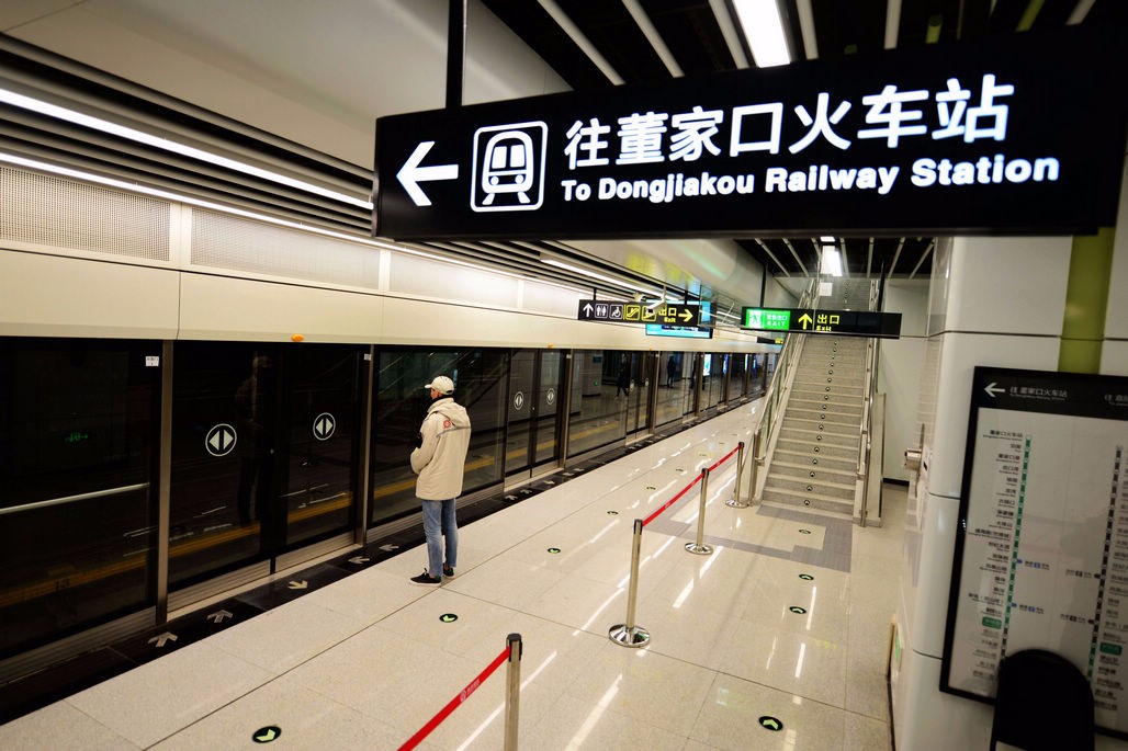 图为青岛西海岸新区地铁13号线积米崖站,一名工作人员在等候地铁.