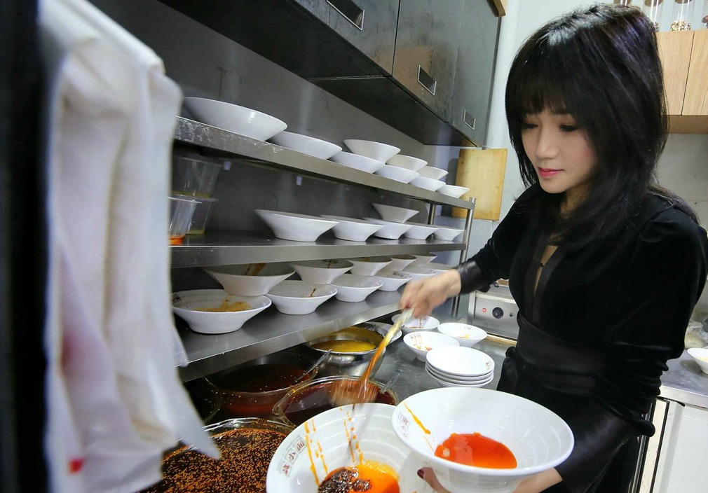 图片故事,90后时尚美女开面馆,因高颜值吸引顾客