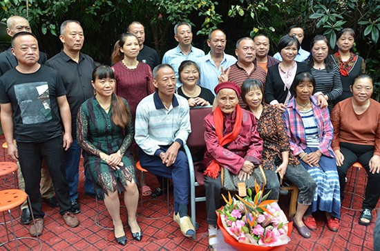 118岁老人六世同堂全家90多口人 耄耋儿子:还是要向妈妈学习