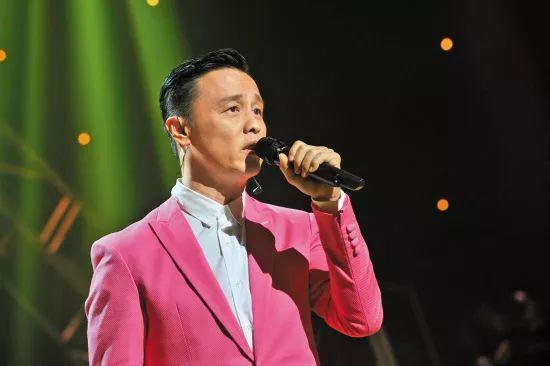 郑敬基作曲,作词,与蔡济文,郑伊健一同合唱的《home alone》,还夺得