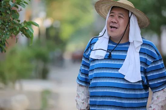 他是资深戏骨,1米92常演傻大个,站那里够你笑半天!