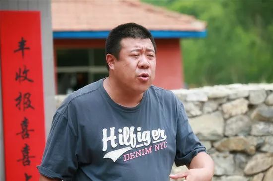 他是资深戏骨,1米92常演傻大个,站那里够你笑半天!