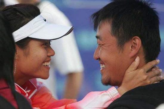 36岁李娜与老公亮相认识22年后老公看她的眼神仍带着爱慕