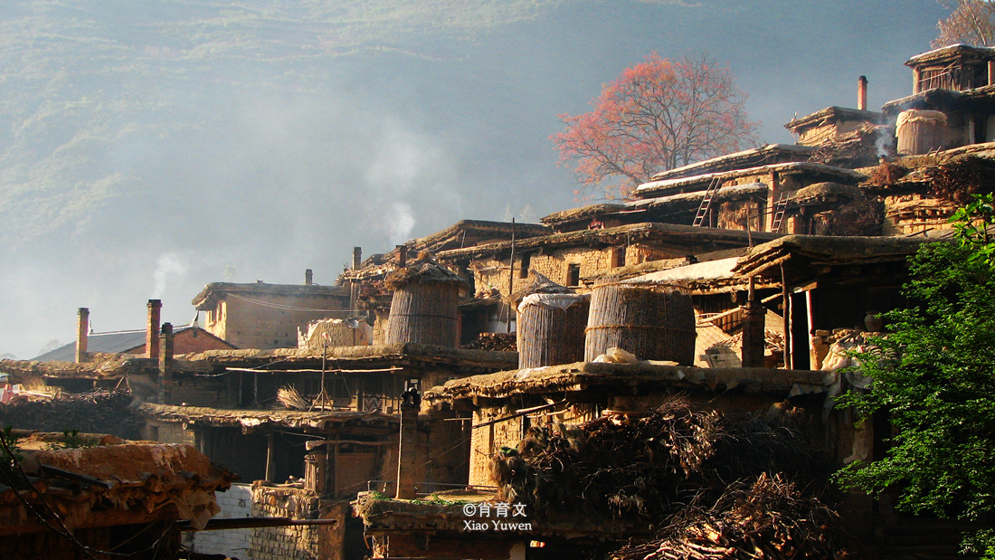 云南有个村庄,600多户人家的房子连成一片,像蜂巢一般