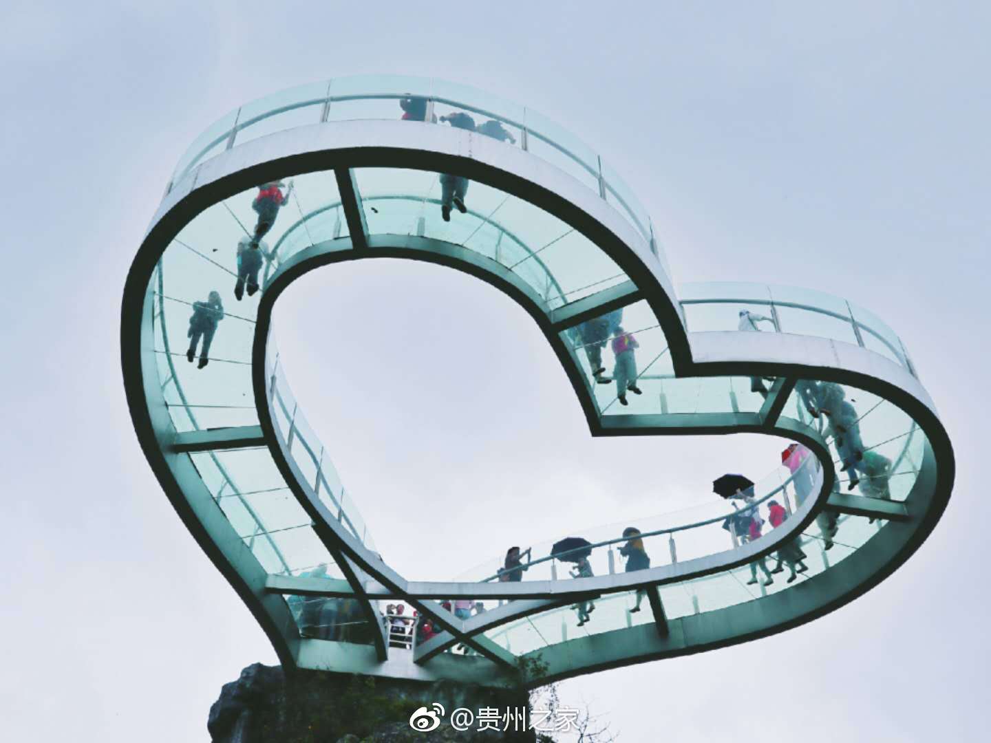 贵州彝山花谷的心形玻璃栈道,有胆的来试试