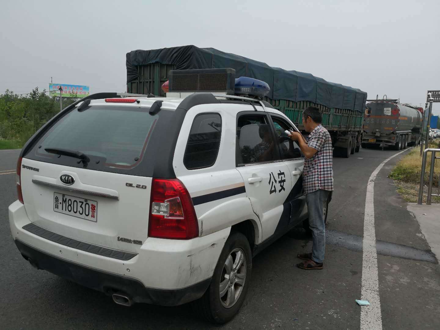 山东阳信:滨德高速出口交警查车 单向拦停超三辆遭质疑