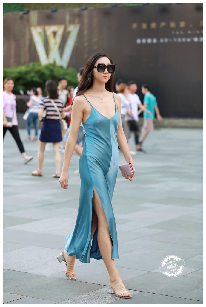 路人街拍,吊带连衣裙,凸显性感好身材,时尚潮流有魅力!
