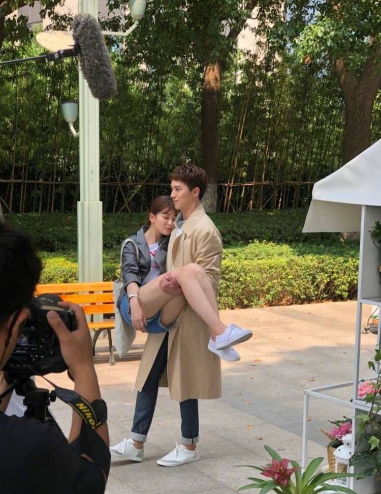 许魏洲活动中公主抱乔欣,甜蜜互动被赞超般配