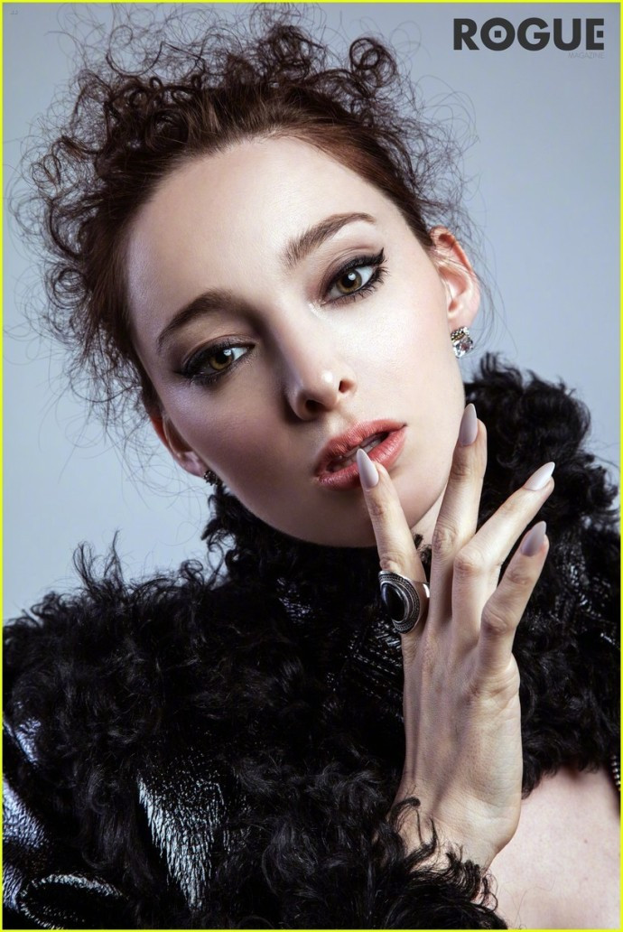 北极星小姐姐emma dumont最新在《rogue》杂志上的写真曝光,这组图片