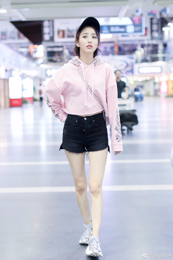 佟丽娅穿粉色卫衣搭配黑色牛仔短裤现身机场肤白貌美笑容甜美