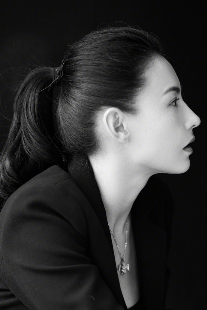 张柏芝身穿黑西装,头扎高马尾,眉眼间尽显英气