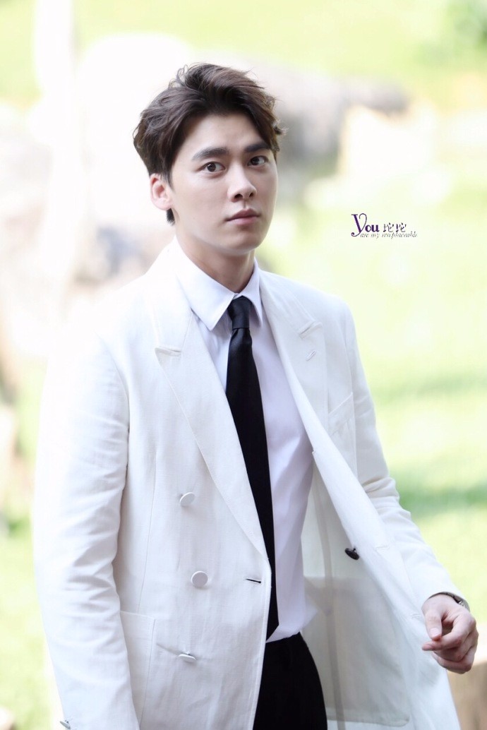 李易峰穿白色西服搭配黑色西裤亮相动物园,皮肤白皙帅气十足