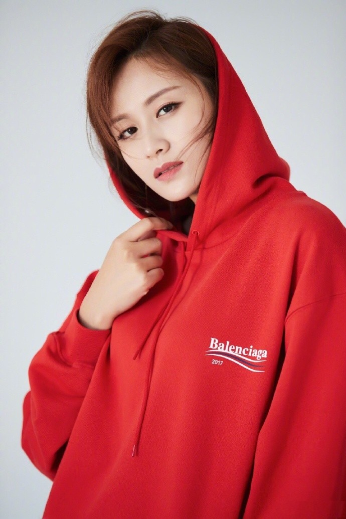 叶一茜晒美照 一身红衣 又帅又美可爱满分