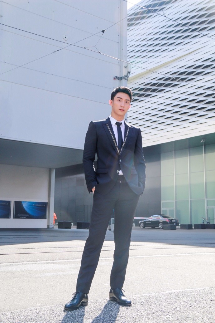 黄景瑜穿黑色西装亮相巴塞尔钟表展帅气十足,完美展现了大长腿!