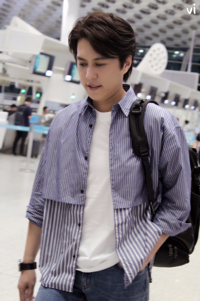 靳东穿蓝色条纹衬衫搭配牛仔裤现身机场,背着黑色双肩包帅气十足