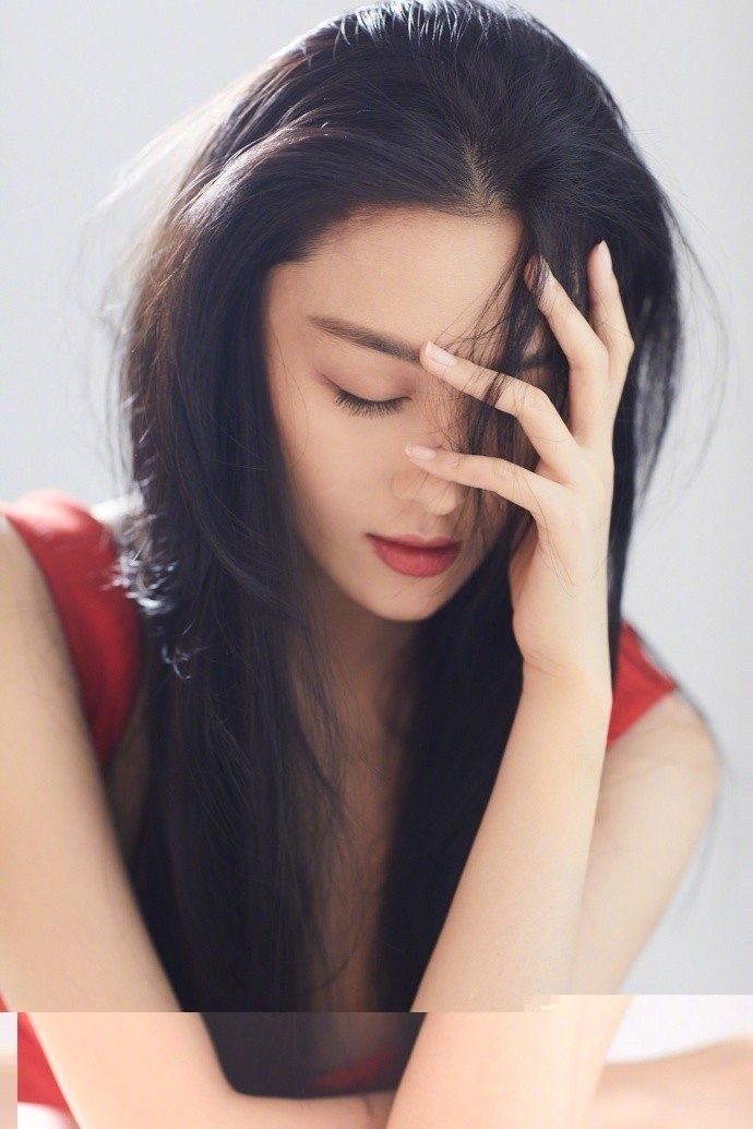 张馨予长发垂肩睡眼迷离女人味十足