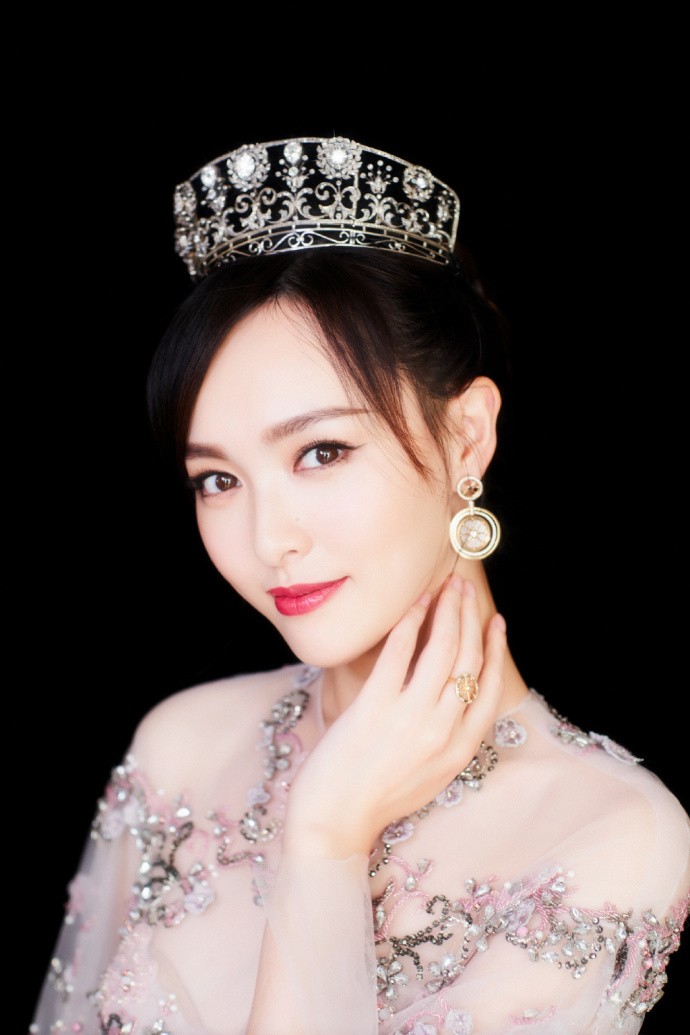 唐嫣时尚写真公主王冠精致典雅这样的公主糖大家喜欢吗