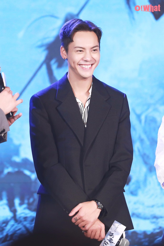 陈伟霆亮相电影《战神纪》首映发布会,笑容灿烂,帅气十足.