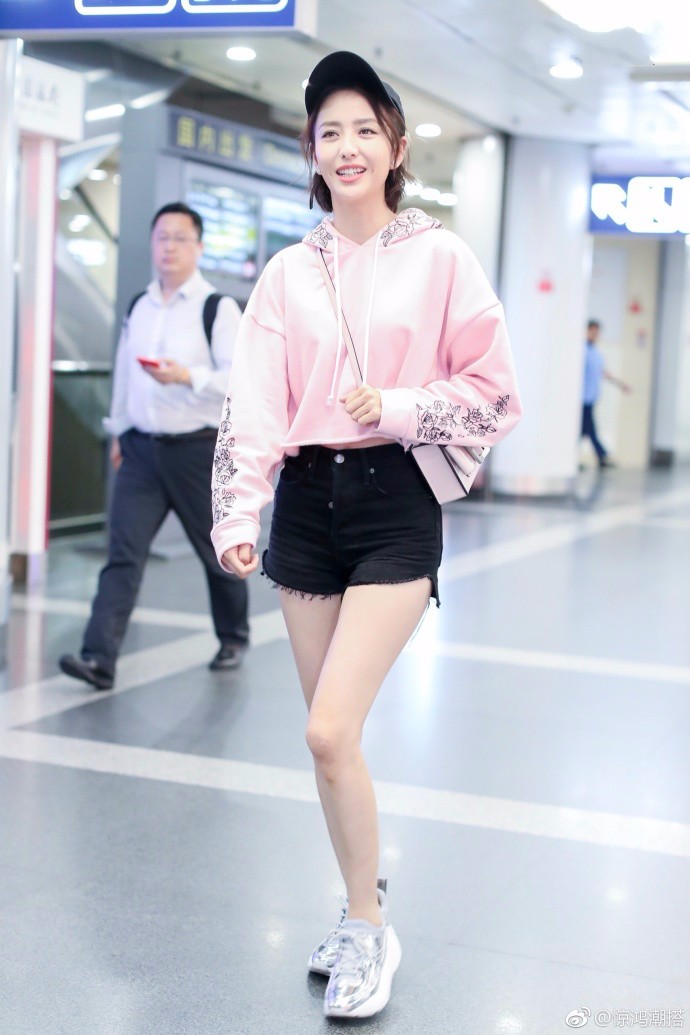 佟丽娅穿粉色卫衣搭配黑色牛仔短裤现身机场,肤白貌美笑容甜美!
