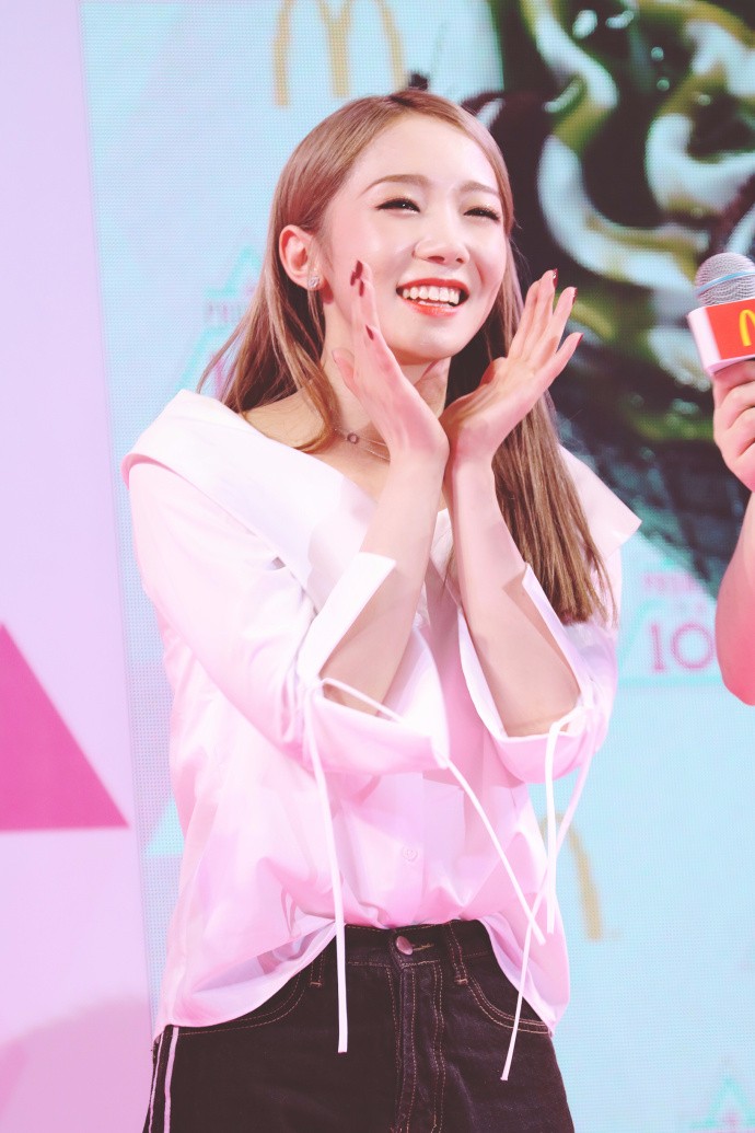 孟美岐亮相粉丝见面会肤白貌美笑容甜美,比心双手捧脸卖萌好可爱