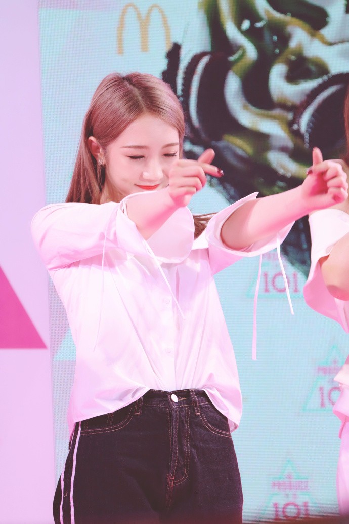 孟美岐亮相粉丝见面会肤白貌美笑容甜美,比心双手捧脸卖萌好可爱