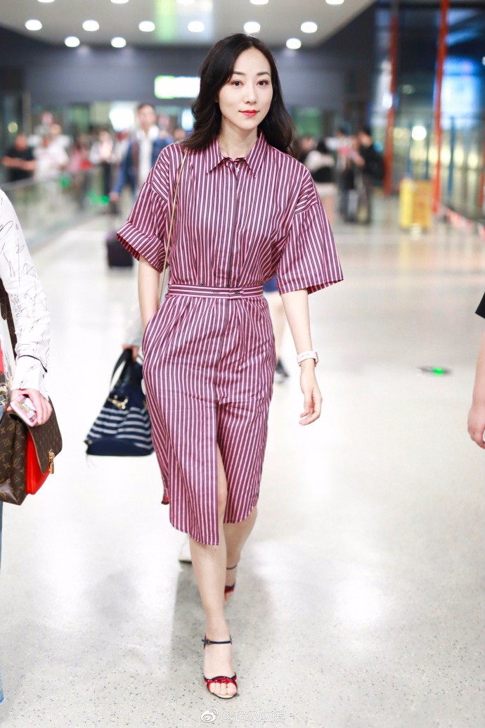 韩雪现身上海机场,她身穿紫色条纹衬衫裙,脚踩黑色一字带细高跟凉鞋