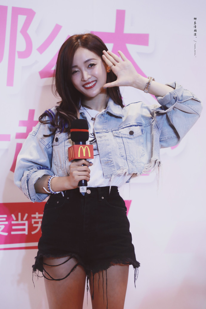 吴宣仪穿牛仔衣搭配牛仔短裤亮相活动时而笑容甜美时而落泪