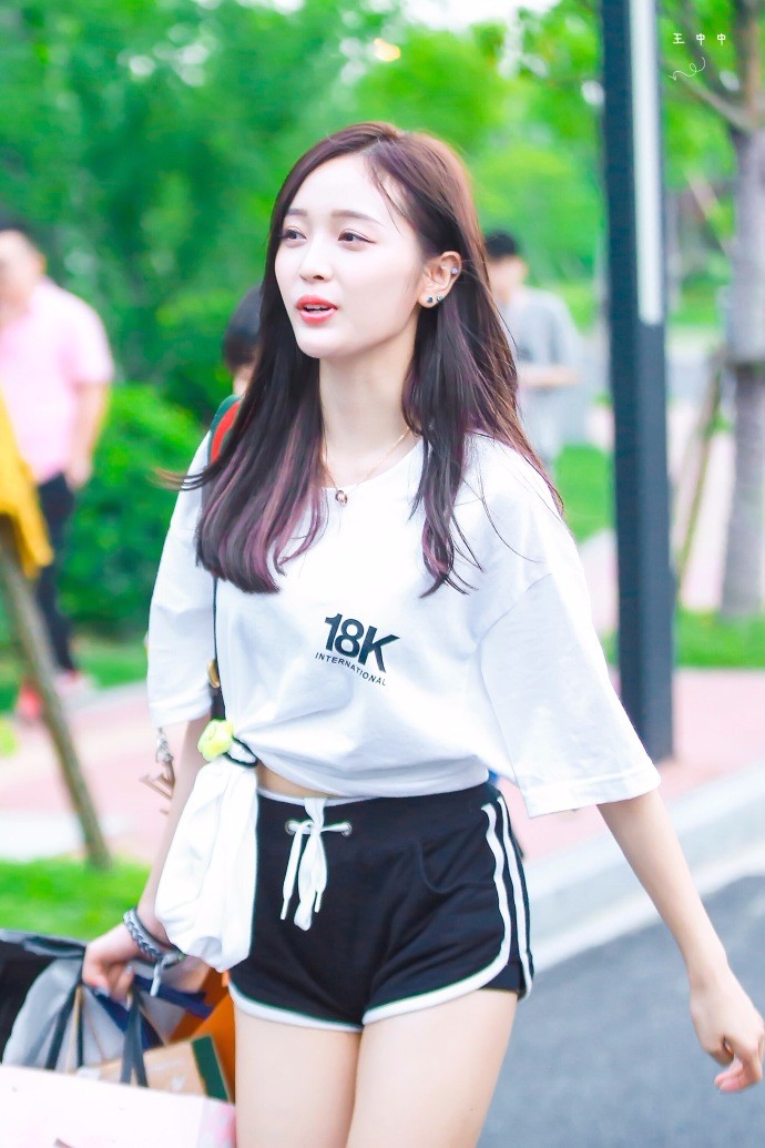 吴宣仪穿白色t恤搭配黑色短裤现身面带微笑用手比心卖萌好可爱