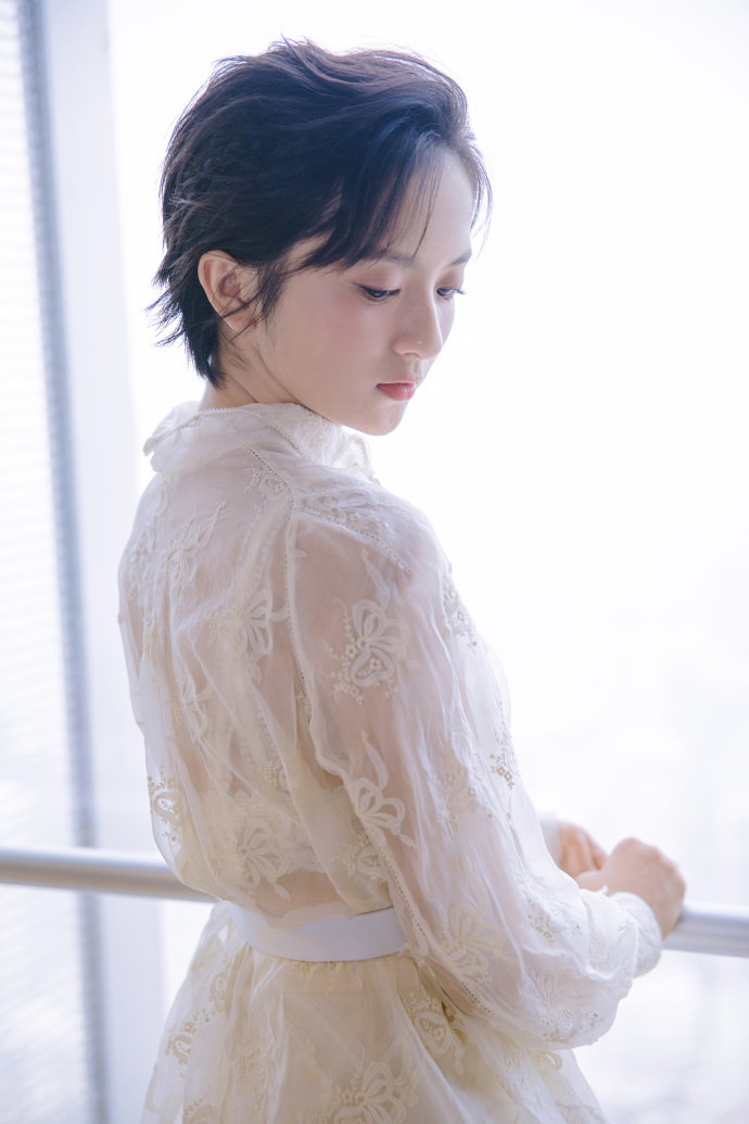 元气美少女厉嘉琪身着白色蕾丝连衣裙 清新甜美俏皮可爱