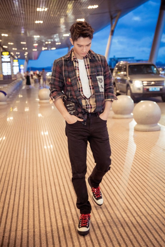 盛一伦一身潮范儿十足的搭配现身机场,更是搭出新潮流_新浪看点