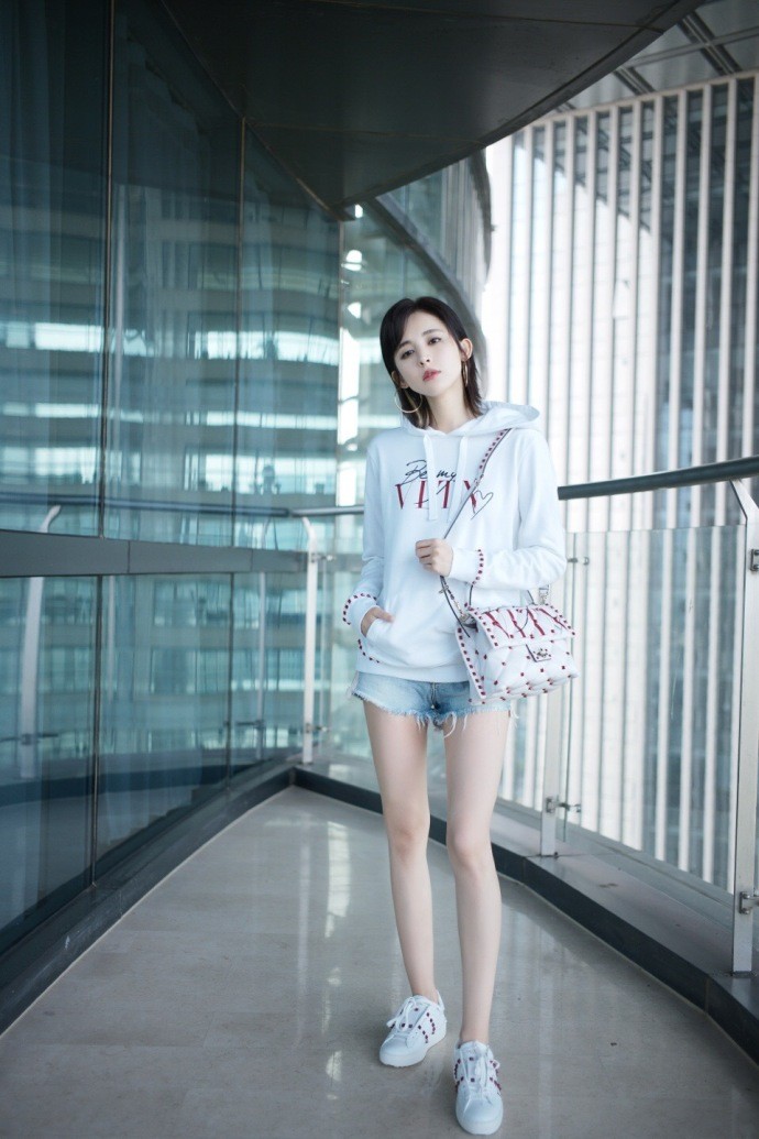 古力娜扎白色卫衣和牛仔短裤的经典叠搭大秀修长美腿